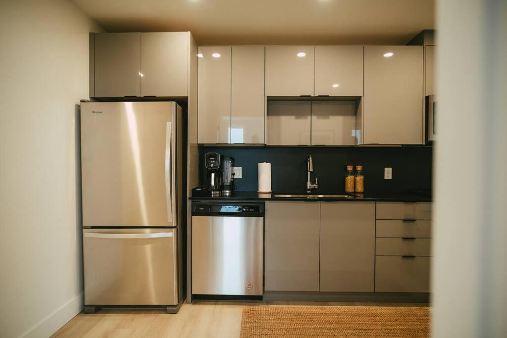 Апартаменты Chic Cozy Retreat - 2Br - Stunning North End Views Галифакс Экстерьер фото